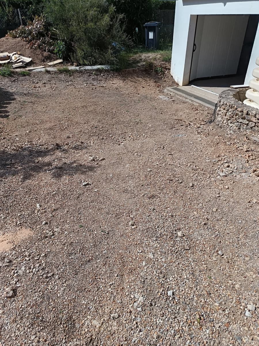 Terrain préparé avant décaissement et terrassement d'une allée par FTC