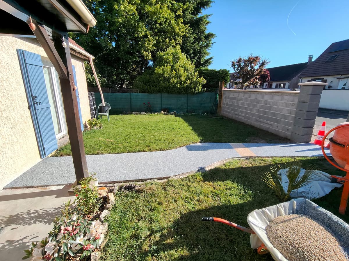 Allée de jardin drainante en moquette de pierre