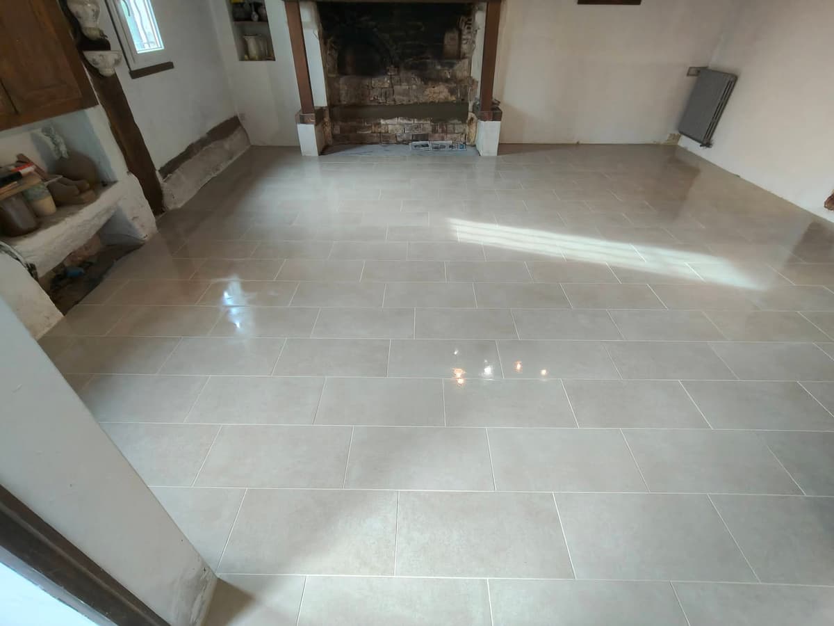 Salon après pose de carrelage imitation parquet par FTC