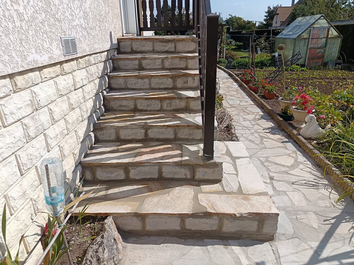 Escalier extérieur après habillage en pierre naturelle par FTC