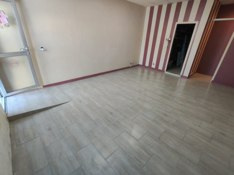 Local commercial après pose de carrelage imitation parquet par FTC