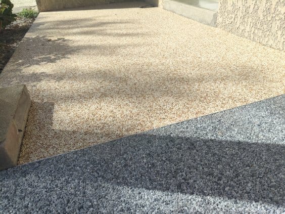 Allée en moquette de pierre bicolore, granulats beige et gris, réalisée par FTC