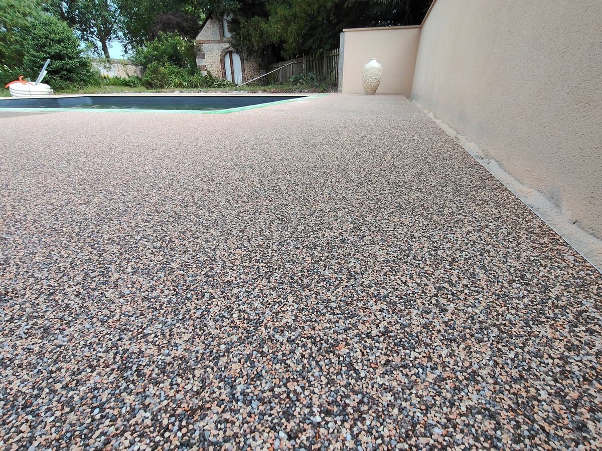 Détail des granulats de marbre d'une moquette de pierre posée par FTC