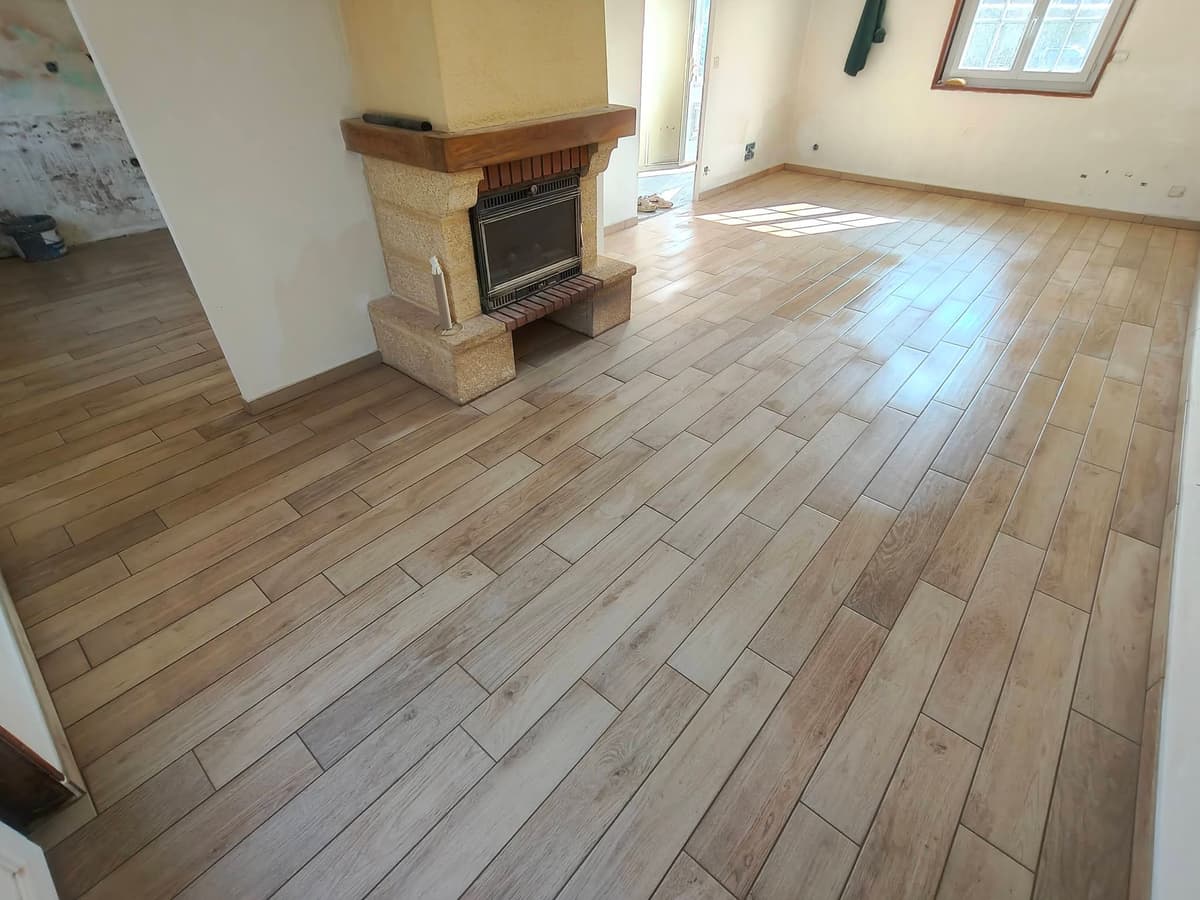 Pose de carrelage imitation parquet dans un salon par FTC Carrelage Maçonnerie