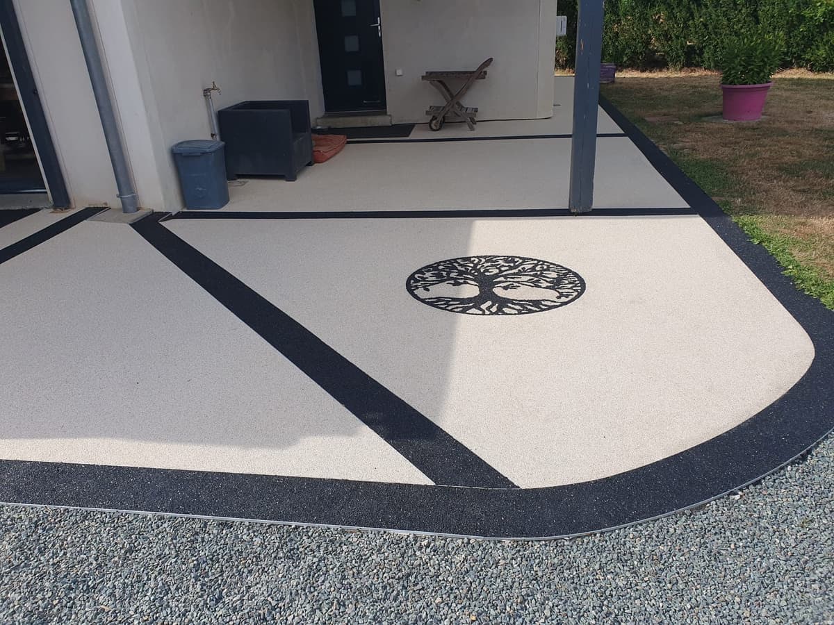 Terrasse en moquette de pierre avec motif arbre de vie intégré, Eure-et-Loir